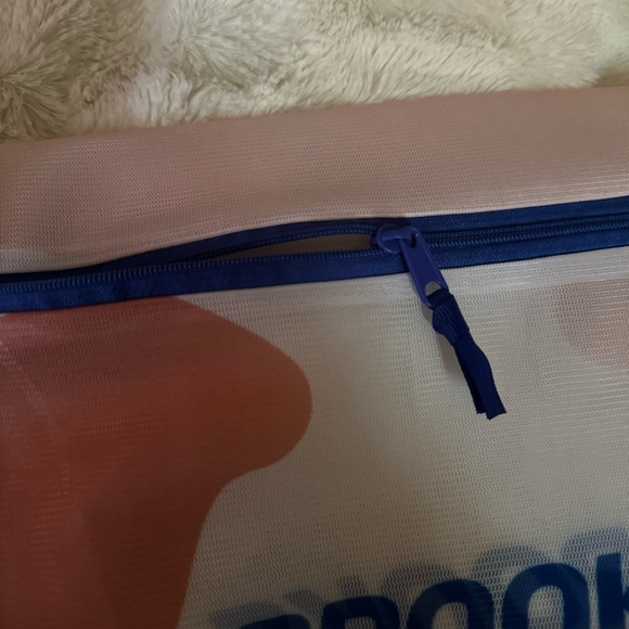 Brooks mesh sports bra zip bag - Picture 4 of 5